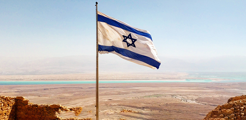 דגל מדינת ישראל על רקע ים המלח ושרידים הסטורים המראים את תקומת עם ישראל בארץ ישראל ואת האמונה הבלתי פוסקת של ישראל באלוהים