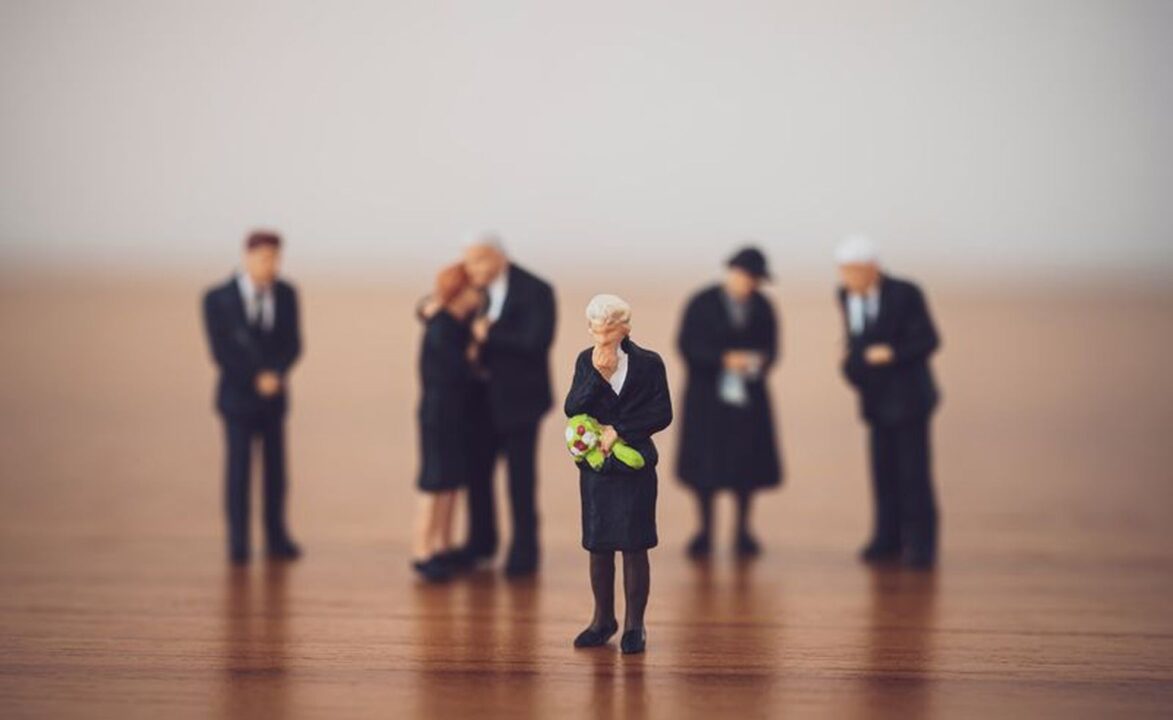 הדמיית של אנשים אבלים בהלוויה