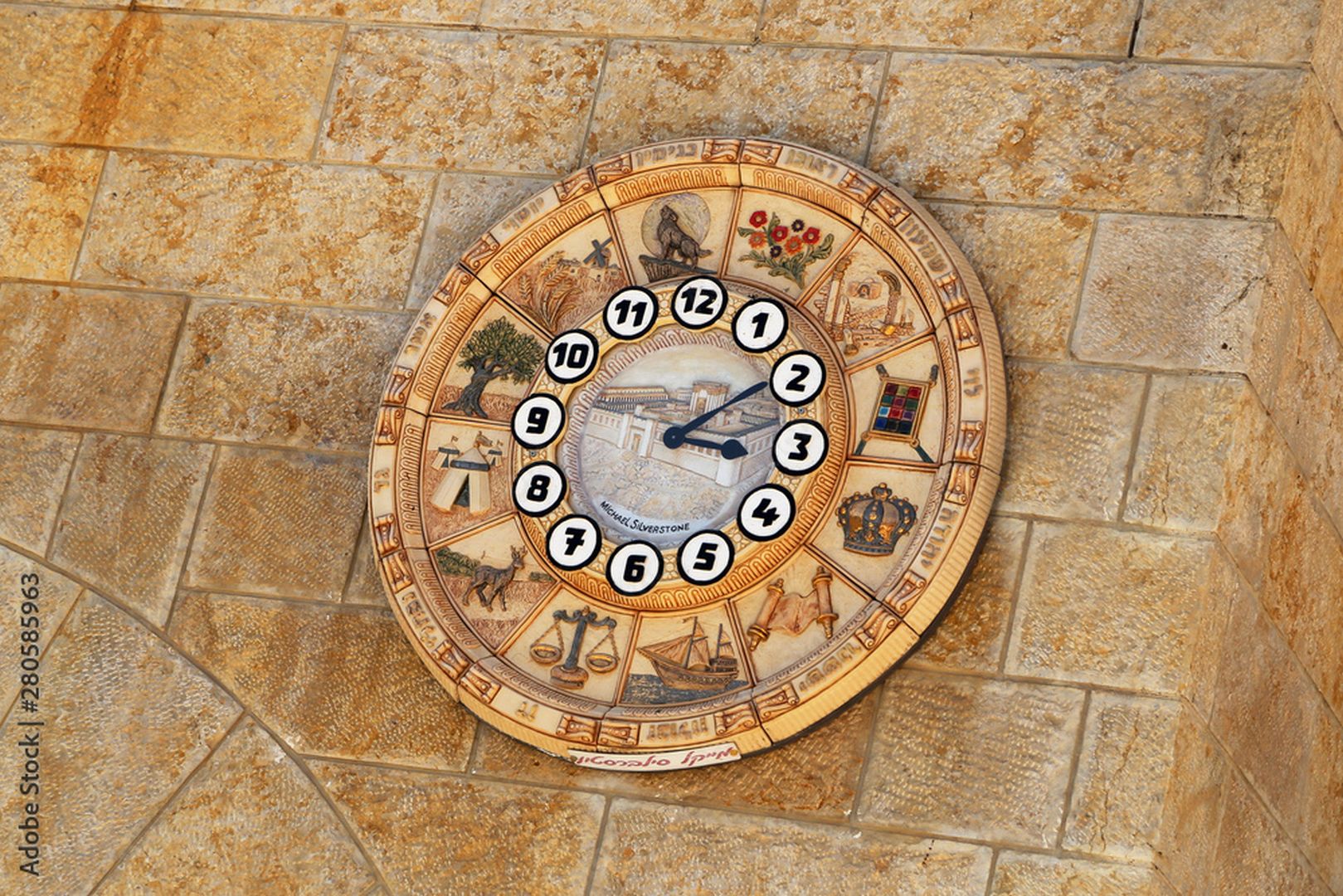 שעון עליו מפוסל שמות שתיים עשרה השבטים והסמלים שלהם מספר השעה לפי הסדר